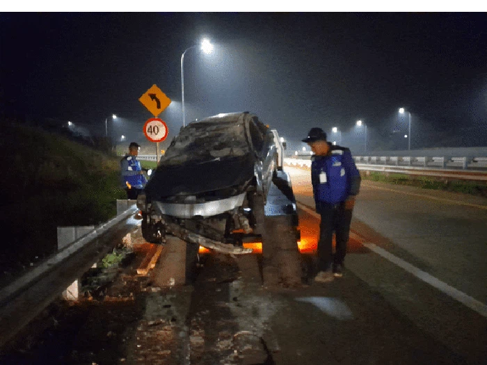 Dua kecelakaan tunggal mobil di Tol Cisumdawu.