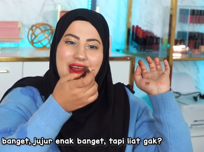 Tasyi Athasyia eksperimen campurin semua cokelat batangan
