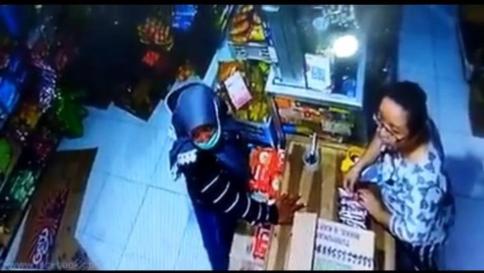 emak-emak curi rokok di probolinggo