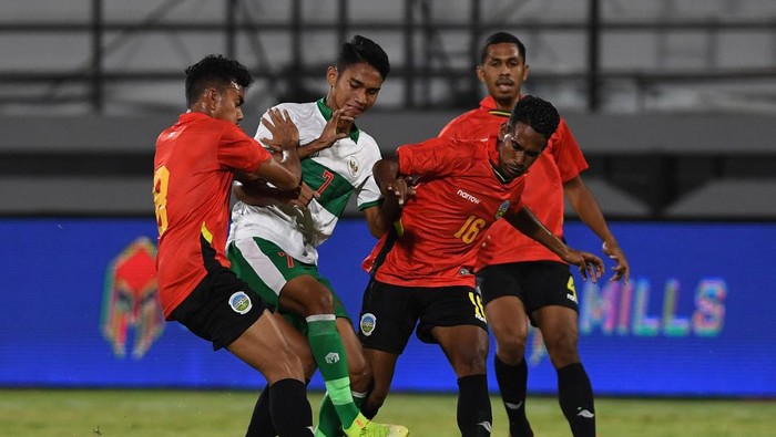 Pemain Timnas Indonesia Marselino Ferdinan (tengah) dihadang dua pemain Timnas Timor Leste Joao Bosco (kedua kanan) dan Dom Lucas (kiri) dalam pertandingan sepak bola Leg 2 FIFA Matchday di Stadion I Wayan Dipta, Gianyar Bali, Minggu (30/1/2022). ANTARA FOTO/Nyoman Budhiana/foc.