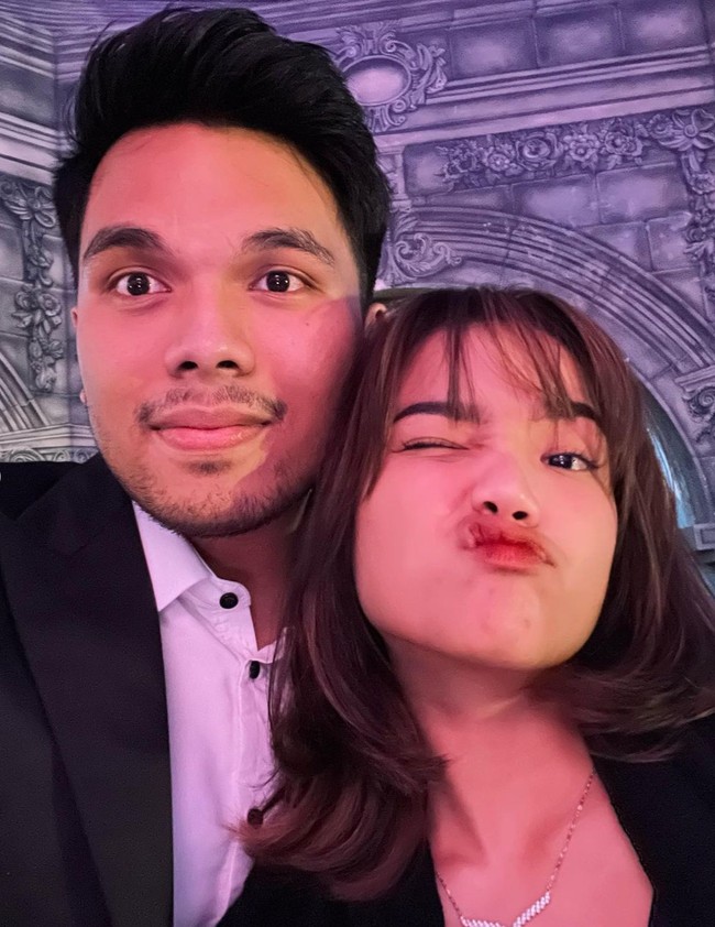 Foto yang diunggah oleh Fuji itu tampak diberi keterangan Yes. Sedangkan di akun Instagram Thariq, dirinya terlihat mengunggah video momen makan malam romantis bersama Fuji. Tak lupa keduanya pun melakukan foto selfie bersama. Foto: Instagram