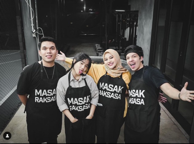 Fuji dan Thariq sebelumnya mulai terlihat dekat ketika membuat konten YouTube bersama Aurel Hermansyah dan Atta Halilintar. Dalam video tersebut mereka terlihat memasak bersama. Foto: Instagram