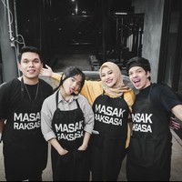 Fuji dan Thariq sebelumnya mulai terlihat dekat ketika membuat konten YouTube bersama Aurel Hermansyah dan Atta Halilintar. Dalam video tersebut mereka terlihat memasak bersama. Foto: Instagram