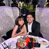 Melalui akun Instagramnya, akhirnya Fuji dan Thariq mengumumkan bahwa keduanya telah resmi pacaran. Keduanya tampak mengunggah momen makan malam romantis mereka. Dalam foto tersebut Fuji dan Thariq terlihat kompak mengenakan busana berwarna hitam. Foto: Instagram