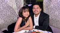 Sekarang sudah jadian, Fuji pertama melihat Thariq Halilintar di konten masak untuk YouTube Atta Halilintar. Foto: Instagram