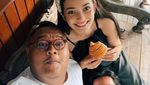 Gaya Modis Enzy Storia Saat Ngopi hingga Piknik