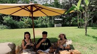 Picnic, tulis Enzy pada caption fotonya. Di sini Enzy dan sahabatnya sedang menikmati momen santai sambil piknik seru. Makanan dan minuman pun sudah siap jadi santapan. Asyik! Foto: Instagram @enzystoria
