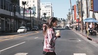  Jalan-jalan sambil minum kopi jadi aktivitas menyenangkan bagi Enzy. Momen ini diambil ketika Enzy sedang liburan di luar negeri. Ia menikmati kopi sambil melihat pemandangan sekitar. Foto: Instagram @enzystoria