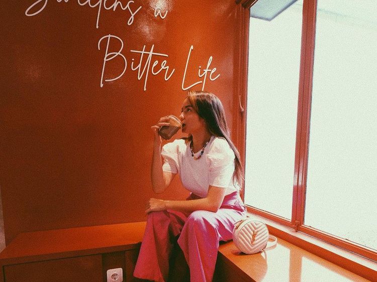 Gaya Modis Enzy Storia Saat Ngopi hingga Piknik