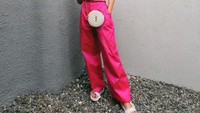 Mengenakan outfit santai, kemeja putih dan celana pink, Enzy berpose memegang es kopi susu. Tampaknya Enzy memang tak bisa jauh dari minuman berkafein ini. Momen hangout di coffee shop pun banyak dibagikan lewat Instagramnya.  Foto: Instagram @enzystoria