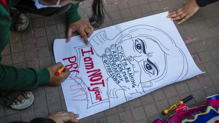 Sejumlah mahasiswa gelar aksi unjuk rasa menentang pemerkosaan yang dilakukan sejumlah orang terhadap wanita di India. Tak hanya diperkosa, korban diketahui juga dipukul dan diarak di jalan.