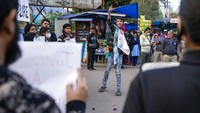 Deputi Komisioner Kepolisian setempat, R Sathiyasundaram, menyebut insiden itu terjadi di distrik Shahdara, New Delhi bagian timur, pada Rabu (26/1) waktu setempat. Menurut Sathiyasundaram, insiden itu terjadi akibat perseteruan sebelumnya antara para tetangga. Dia tidak menjelaskan secara detail soal pemicu insiden itu. Namun laporan media lokal menyebut seorang remaja laki-laki berusia 16 tahun, yang merupakan kerabat para pelaku, tewas bunuh diri dengan melompat ke depan kereta yang melaju setelah korban menolak cintanya.