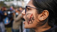 Sejumlah mahasiswa dari berbagai universitas gelar aksi unjuk rasa menentang pemerkosaan yang dilakukan sejumlah orang terhadap wanita di New Delhi, India, Sabtu (29/1/2022).