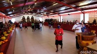 Sejumlah warga mulai berdatangan ke Vihara Dharma Bakti sejak Minggu (30/1/2022) pagi. Mereka datang bersama sanak keluarga.