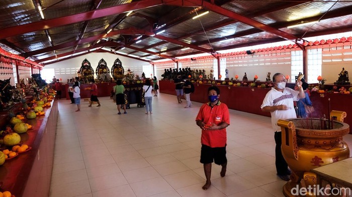 Vihara Dharma Bhakti di Jalan Petak Sembilan, Glodok, Jakarta Barat mulai didatangi warga menjelang Tahun Baru Imlek 2573 Kongzili. Seperti apa suasana di sana?