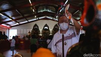 Sementara itu diketahui, perayaan Imlek di sini dipastikan sederhana oleh pengurus Vihara. menyebut nantinya perayaan Imlek tak akan ada atraksi seperti barongsai.