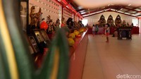 Mereka yang datang ke Vihara nampak menjaga jarak dan memakai masker. Mereka nampak khusyuk melakukan ibadah.