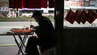 Melansir AP, Fai Chun dalam bahasa Kanton merupakan kertas yang ditulis dengan berbagai harapan keberuntungan, kemakmuran serta kebahagiaan di tahun baru China.
