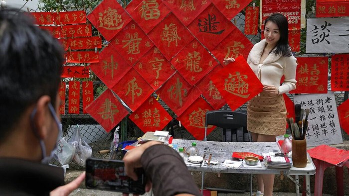 Intip Cara Warga Hong Kong Memburu Keberuntungan di Tahun Macan Air Beragam dekorasi sambut Imlek ramai diburu warga. Di Hong Kong, Fai Chun yang merupakan kertas yang berisi berbagai harapan di tahun baru pun jadi primadona.