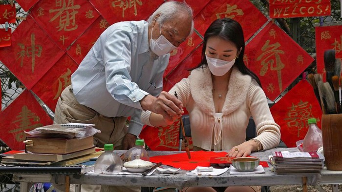 Beragam dekorasi sambut Imlek ramai diburu warga. Di Hong Kong, Fai Chun yang merupakan kertas yang berisi berbagai harapan di tahun baru pun jadi primadona.