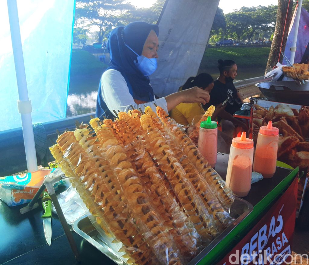 Jajanan di Tanah Kusir, Ada Sate Kikil hingga Es Cendol Padang