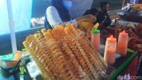 Kentang tornadi dengan aneka bumbu bubuk juga selalu mencuri perhatian banyak pelanggan. Harganya Rp 5.000 per tusuknya. Foto: detikFood/Yenny Mustika Sari