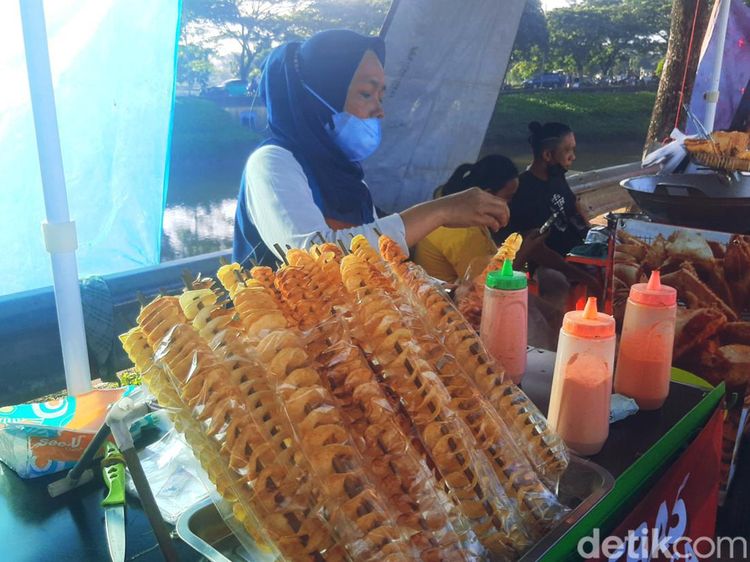 Tanah Kusir Tak Lagi Seram, Bisa Jajan Kentang Tornado hingga Dimsum di Sana!