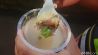 Kalau ingin yang manis segar, bisa membeli segelas es cendol durian khas Padang. Rasa manis dan legit dari buah duriannya terasa pas di lidah. Harga seporsinya Rp 10.000. Foto: detikFood/Yenny Mustika Sari