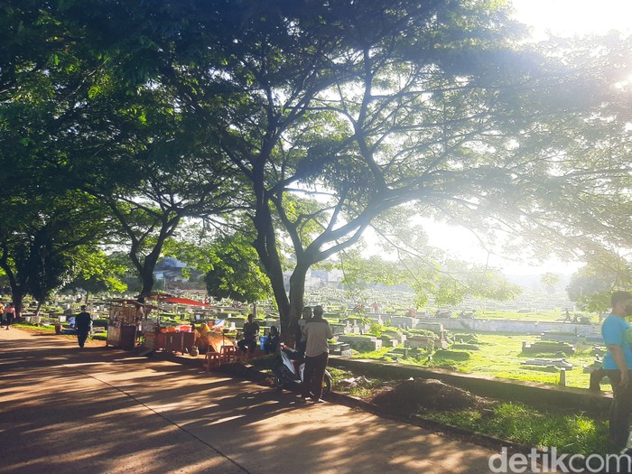 Jajanan di Tanah Kusir, Ada Sate Kikil hingga Es Cendol Padang