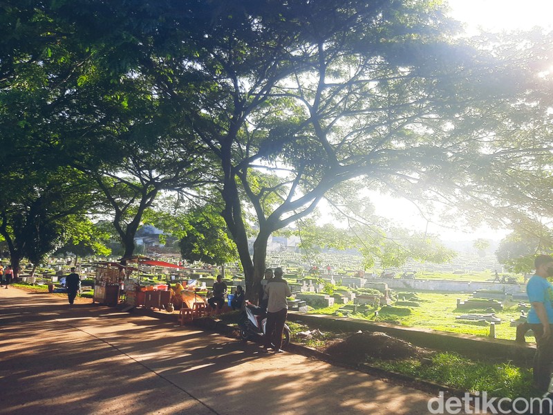 Jajanan di Tanah Kusir, Ada Sate Kikil hingga Es Cendol Padang