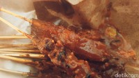 Ada beragam penjual makanan kaki lima di TPU Tanah Kusir. Salah satunya Sate Cilacap yang populer. Satenya terbuat dari kikil dan kulit ayam. Harga per tusuknya hanya Rp 1.000 saja. Foto: detikFood/Yenny Mustika Sari