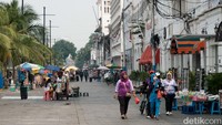 Para pengunjung sebagian besar membawa keluarga atau teman ke Kota Tua.   