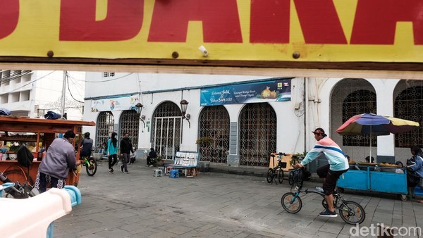 Pandemi COVID-19 yang masih melanda Indonesia, terlebih dengan merebaknya varian Omicron yang diketahui lebih mudah menular, para petugas pun secara berkala mengingatkan warga untuk tidak berkerumun, terutama di Taman Fatahillah dekat Museum Sejarah Jakarta. Pandemi COVID-19 yang masih melanda Indonesia, terlebih dengan merebaknya varian Omicron yang diketahui lebih mudah menular, para petugas pun secara berkala mengingatkan warga untuk tidak berkerumun, terutama di Taman Fatahillah dekat Museum Sejarah Jakarta.