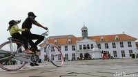 Sepeda ontel laris manis disewa pengunjung Kota Tua.