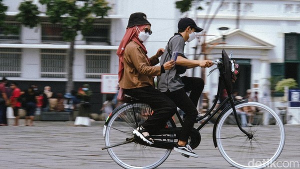 Seperti diketahui, Kota Tua Jakarta merupakan salah satu objek wisata populer di kawasan ibu kota. Tak heran banyak pengunjung yang datang ke sana untuk berlibur bersama keluarga maupun teman. Seperti diketahui, Kota Tua Jakarta merupakan salah satu objek wisata populer di kawasan ibu kota. Tak heran banyak pengunjung yang datang ke sana untuk berlibur bersama keluarga maupun teman.