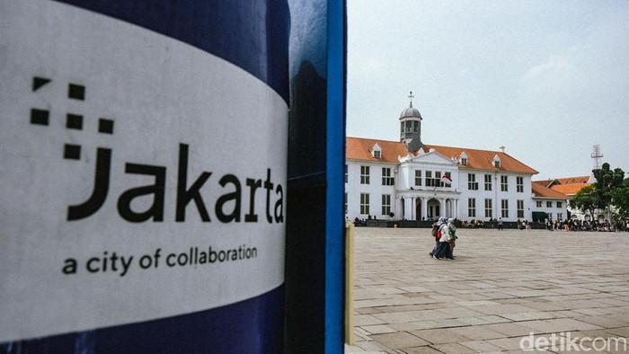 Kawasan Kota Tua Jakarta kerap jadi destinasi wisata warga di akhir pekan. Jelang Imlek, objek wisata di Jakarta itu pun kian ramai didatangi para wisatawan.