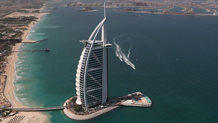 Burj Al Arab dikenal sebagai salah satu hotel termewah di Dubai. Hotel ini juga terkenal dengan helipadnya yang pernah berubah jadi lapangan golf-tenis lho.