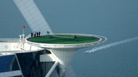 Dalam pertandingan tenis spektakuler itu helipad Burj Al Arab disulap menjadi lapangan tenis yang disebut sebagai lapangan tenis tertinggi di dunia. Warren Little/Getty Images for Tennis Emirates. 
