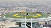 Tak hanya disulap menjadi lapangan tenis, helipad Burj Al Arab juga pernah disulap menjadi lapangan golf lho pada tahun 2004. Tiger Woods, pegolf terkenal asal Amerika Serikat, pernah menjajal pengalaman bermain golf dari helipad hotel mewah tersebut. Ross Kinnaird/Getty Images. 