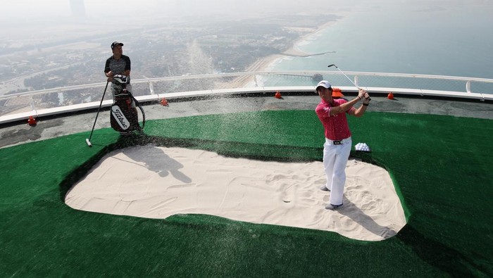 Burj Al Arab dikenal sebagai salah satu hotel termewah di Dubai. Hotel ini juga terkenal dengan helipadnya yang pernah berubah jadi lapangan golf-tenis lho.