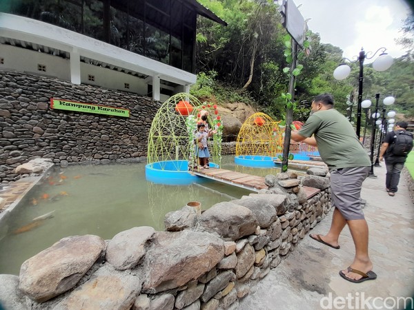 Tidak hanya berselfie, pengunjung pun bisa makan dan bisa ngopi di samping sungai dengan gemericik air dan hembusan anginnya yang sejuk. (Nur Azis/detikcom) Tidak hanya berselfie, pengunjung pun bisa makan dan bisa ngopi di samping sungai dengan gemericik air dan hembusan anginnya yang sejuk. (Nur Azis/detikcom)