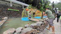 Tidak hanya berselfie, pengunjung pun bisa makan dan bisa ngopi di samping sungai dengan gemericik air dan hembusan anginnya yang sejuk. (Nur Azis/detikcom)