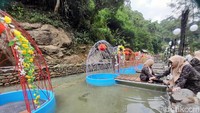 Kampung Karuhun juga punya sejumlah spot foto, tempat bermain anak, kolam renang, restoran, dan sarana lain.  (Nur Azis/detikcom)
