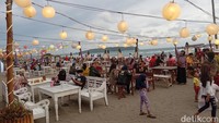 Hari beranjak sore, senja mulai datang dan suasana pantai makin hidup dengan lampu-lampu edison yang berwarna rainbow. (Aldi Nur Fadillah/detikcom)