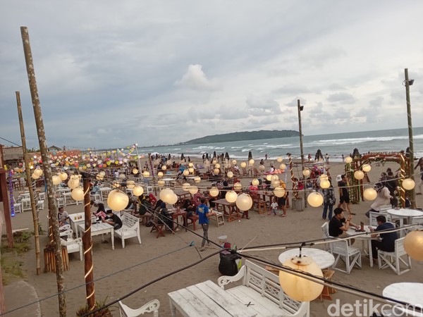 Bahkan, tak hanya menjajalkan seafood khas Pangandaran, kafe dan resto di Kampung Turis menyediakan tempat hiburan malam seperti Live DJ, Music, dan mini konser untuk menemani traveller saat berkunjung ke sana. (Aldi Nur Fadillah/detikcom) Bahkan, tak hanya menjajalkan seafood khas Pangandaran, kafe dan resto di Kampung Turis menyediakan tempat hiburan malam seperti Live DJ, Music, dan mini konser untuk menemani traveller saat berkunjung ke sana. (Aldi Nur Fadillah/detikcom)