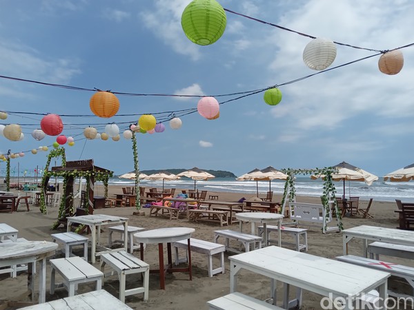Ada 13 kafe dan resto di Kampung Turis Pangandaran, beberapa diantaranya merupakan Rumah Makan Seafood. (Aldi Nur Fadillah/detikcom)