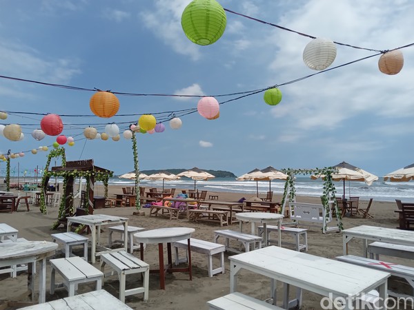 Ada 13 kafe dan resto di Kampung Turis Pangandaran, beberapa diantaranya merupakan Rumah Makan Seafood. (Aldi Nur Fadillah/detikcom) Ada 13 kafe dan resto di Kampung Turis Pangandaran, beberapa diantaranya merupakan Rumah Makan Seafood. (Aldi Nur Fadillah/detikcom)