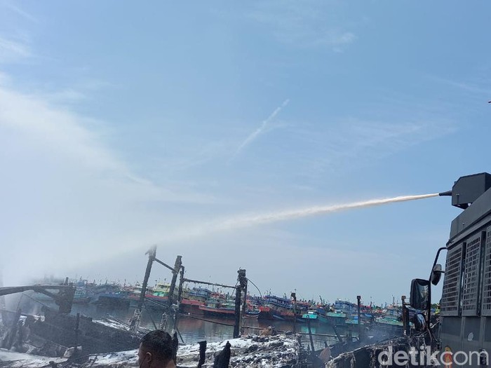 Kebakaran belasan kapal di Pelabuhan Kota Tegal akhirnya padam, Minggu (30/1/2022).