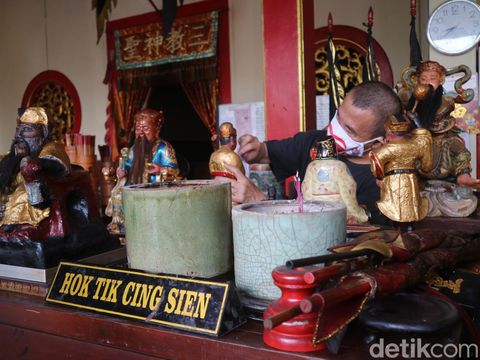 Kelenteng Hok Hien Bio Kudus bersiap sambut Tahun Baru Imlek, Minggu (30/1/2022).
