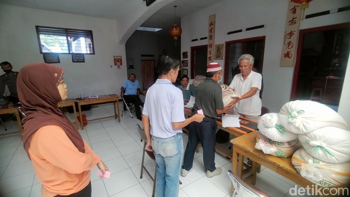 Kelenteng Kun Antong Kuningan bagikan sembako ke warga kurang mampu.